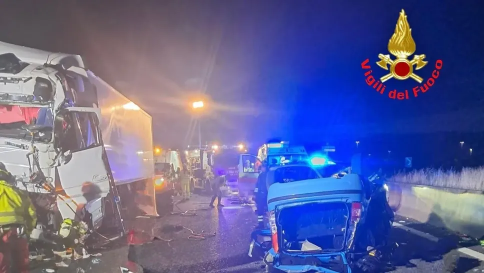 La scena del tremendo schianto stanotte in Autosole (Vigili del fuoco) La scena del tremendo schianto stanotte in Autosole (Vigili del fuoco)
