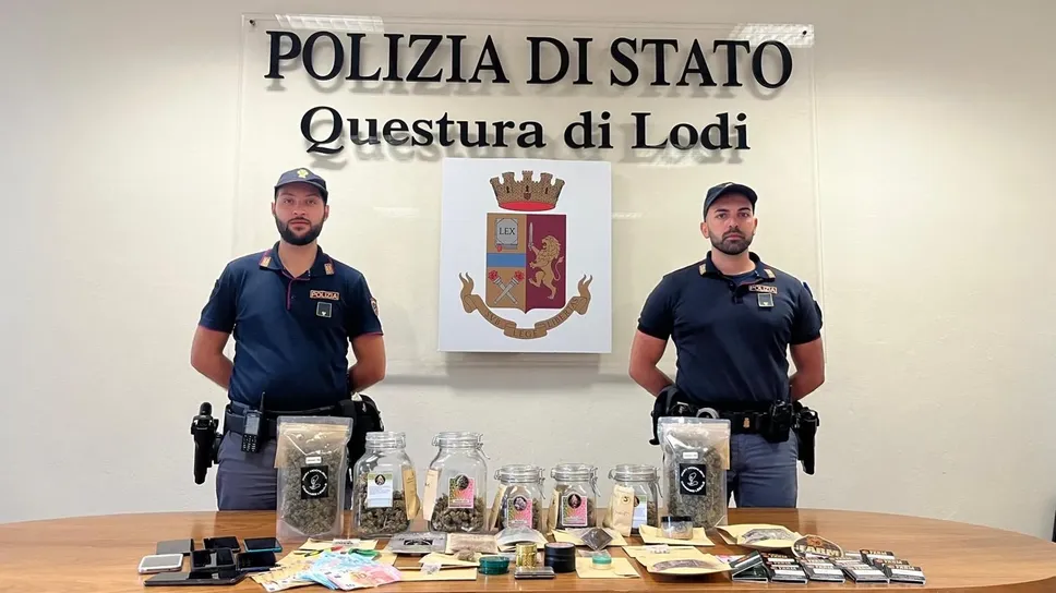 Poliziotti delle Volanti con vasetti e buste sequestrati a San Gualteroi Poliziotti delle Volanti con vasetti e buste sequestrati a San Gualteroi
