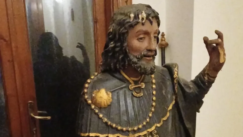 Una delle statue danneggiate dai vandali Una delle statue danneggiate dai vandali