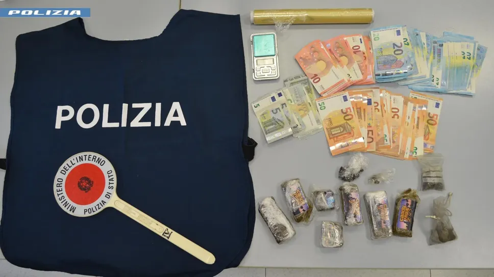 Droga e denaro sequestrati dalla Squadra mobile