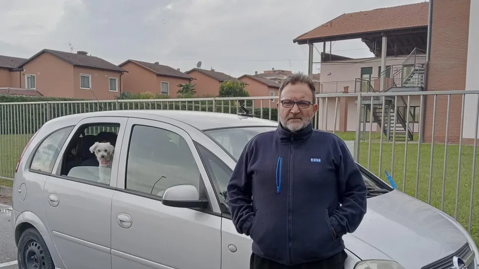 Patrizio davanti alla sua “casa” provvisoria
