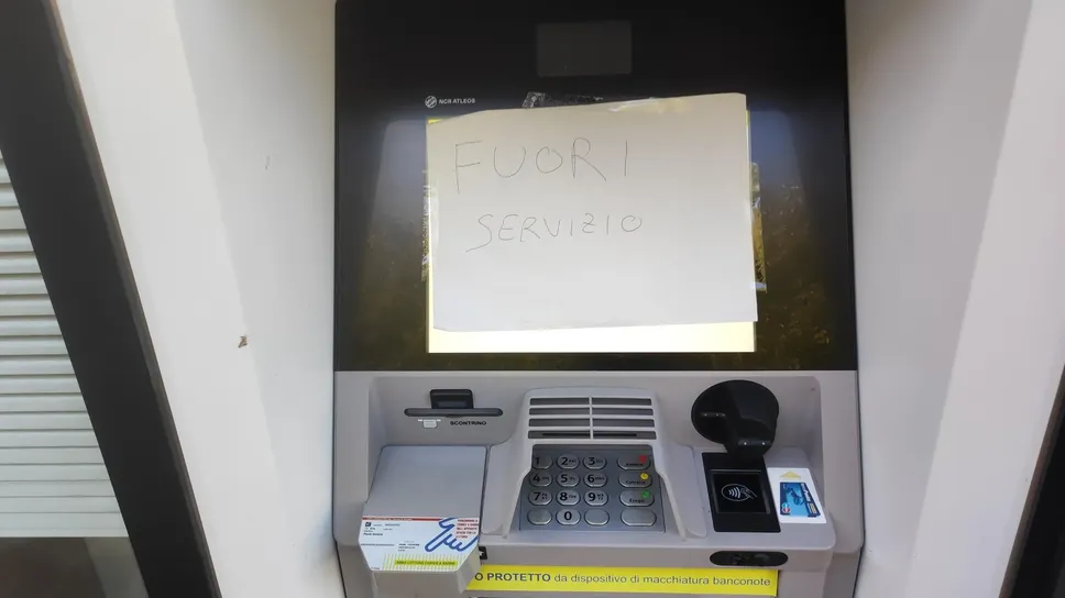 Uno sportello automatico fatto esplodere dai ladri Uno sportello automatico fatto esplodere dai ladri