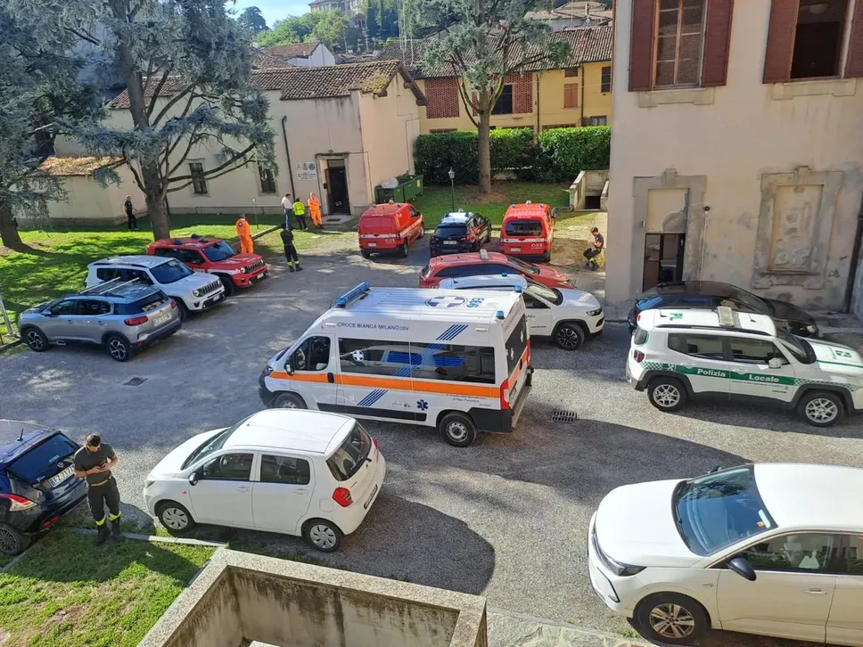 Lo schieramento di mezzi per il centro operativo emergenze in municipio a San Colombano