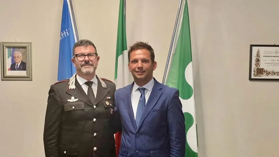 Il tenente Aldo Leone con il sindaco di San Giuliano Marco Segala Il tenente Aldo Leone con il sindaco di San Giuliano Marco Segala
