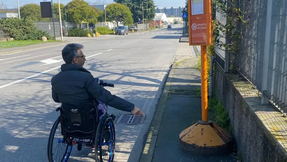 L’impianto semaforico, così come gli orari della fermata del bus, sono un ostacolo per chi è in carrozzina