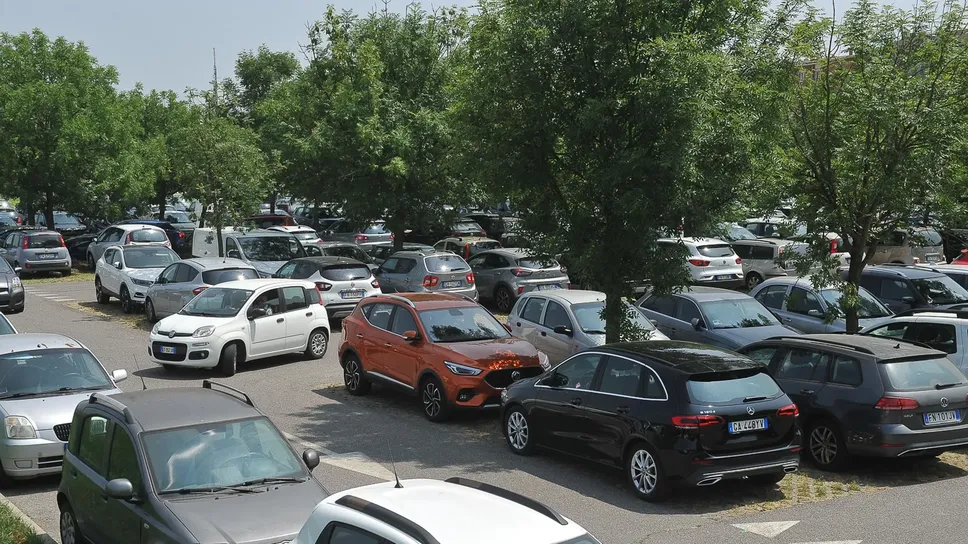 L’area del parcheggio nei pressi dell’ospedale Maggiore: il Nursind chiede un pass gratuito per gli infermieri L’area del parcheggio nei pressi dell’ospedale Maggiore: il Nursind chiede un pass gratuito per gli infermieri