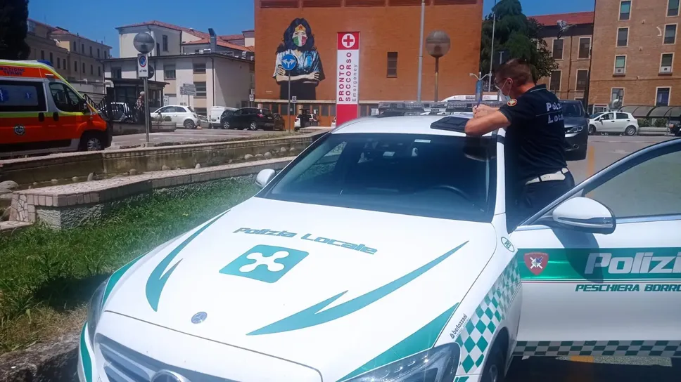 Una pattuglia della polizia locale di Peschiera (archivio) Una pattuglia della polizia locale di Peschiera (archivio)