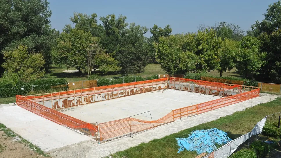 La piscina degli adulti chiusa per i lavori La piscina degli adulti chiusa per i lavori