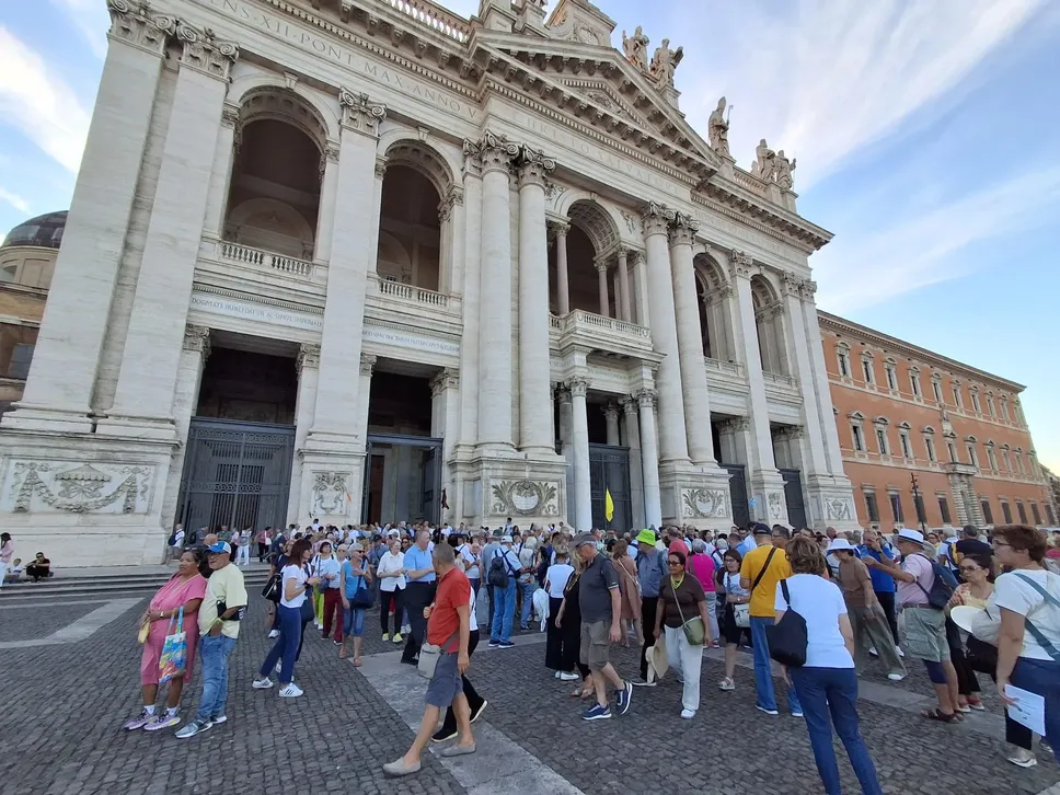 I pellegrino lodigiani davanti alla basilica di San Giovani in Laterano I pellegrino lodigiani davanti alla basilica di San Giovani in Laterano