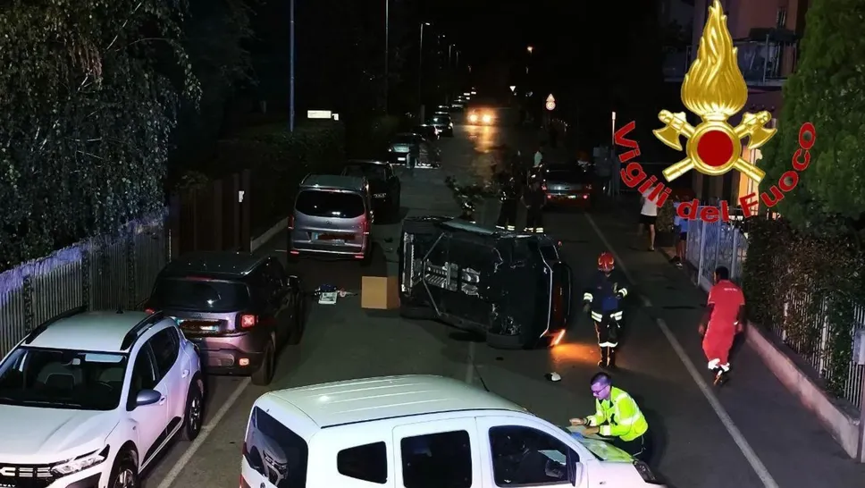 La scena dell’incidente in via Carnovali (vigili del fuoco) La scena dell’incidente in via Carnovali (vigili del fuoco)