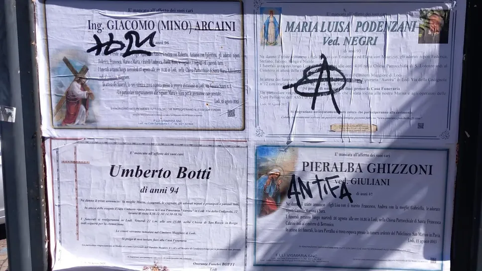 I manifesti funebri imbrattati nei pressi della chiesa di San Rocco I manifesti funebri imbrattati nei pressi della chiesa di San Rocco