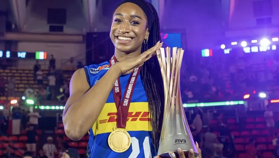 Loveth Omoruyi con il trofeo iridato e la medaglia d’oro al collo Loveth Omoruyi con il trofeo iridato e la medaglia d’oro al collo