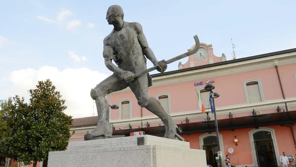 Il ragazzino è stato trovato sotto la statua del piazzale Il ragazzino è stato trovato sotto la statua del piazzale
