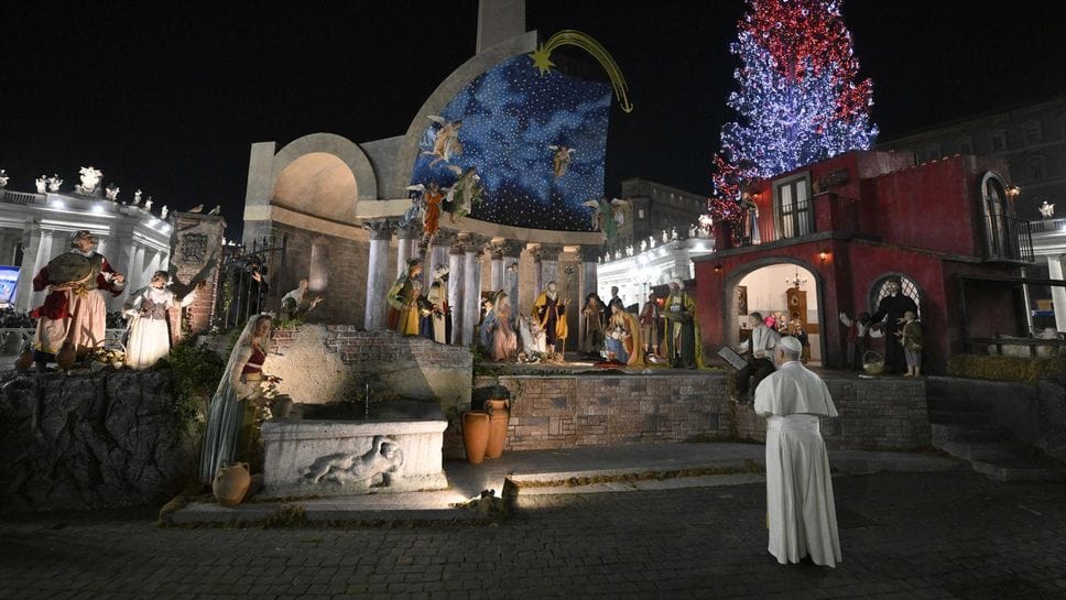 La visita al presepe in piazza San Pietro (foto VaticanMedia/SIR)