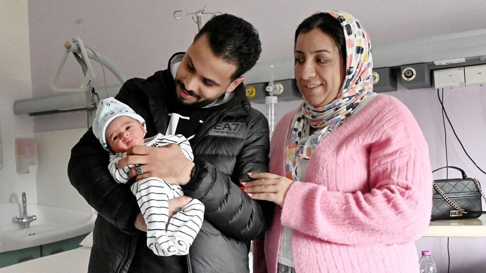 Noah in posa con i genitori all’ospedale di Lodi (foto Borella)