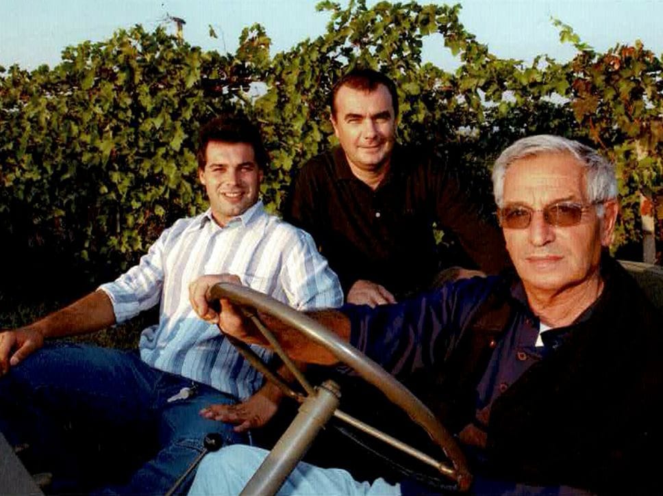 Qui in una foto storica alla guida della sua Jeep