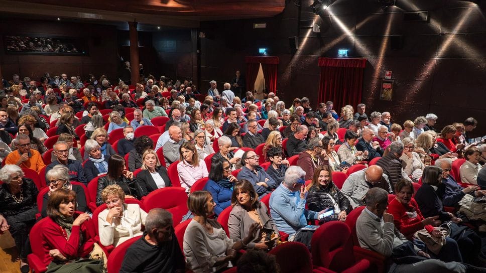 La sala del teatro gremita di pubblico