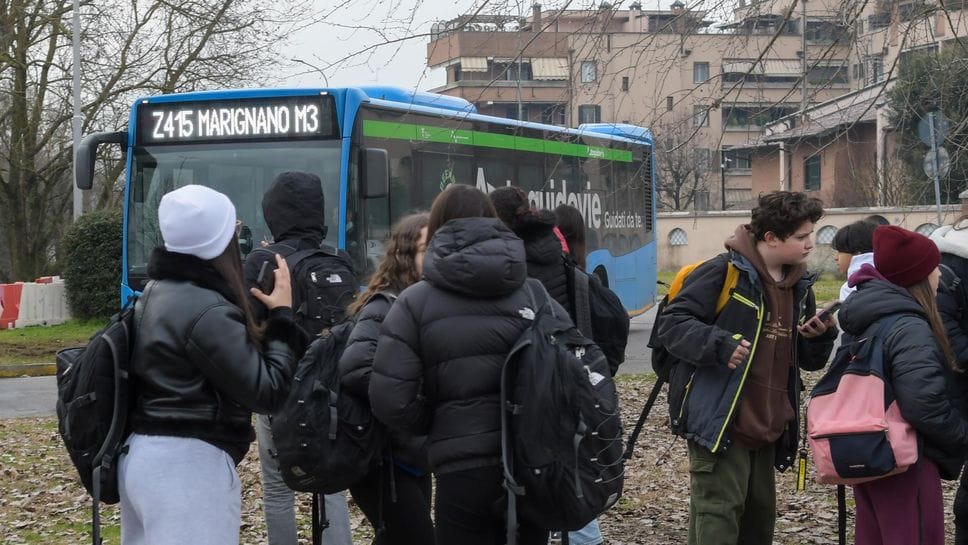 Il debutto della fermata dedicata agli studenti, rimasti orfani da inizio anno della storica navetta