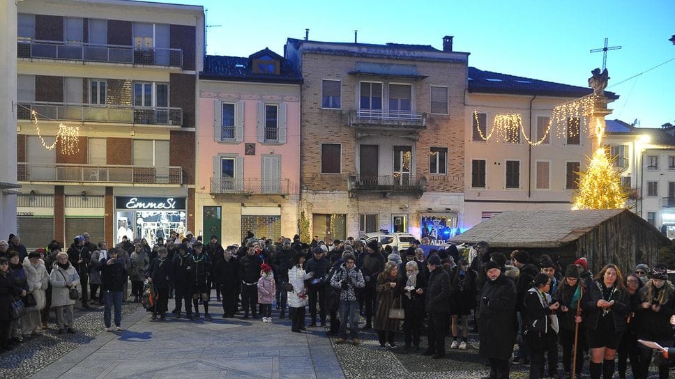 La preghiera finale davanti alla basilica (Ribolini)