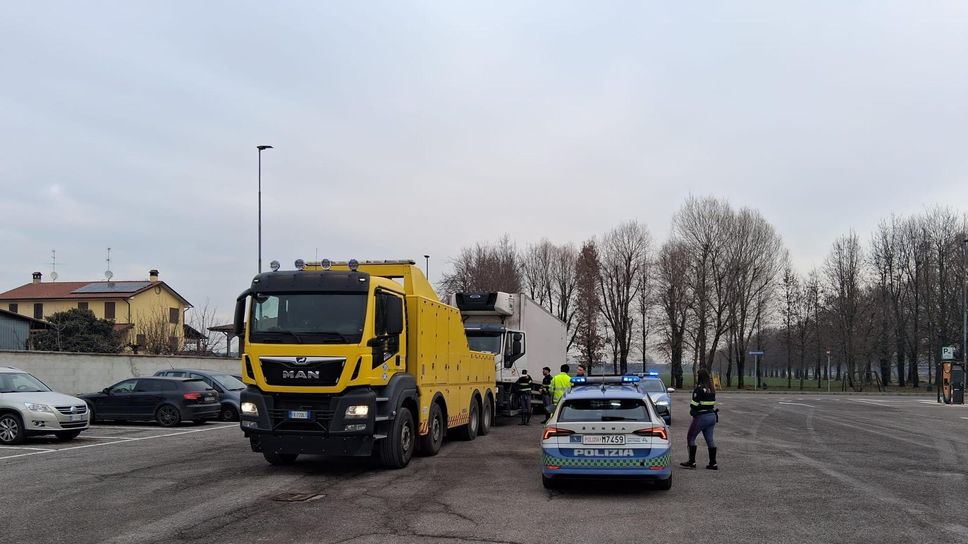 La polizia stradale con il mezzo pesante fermato a Ospedaletto (Agosti)