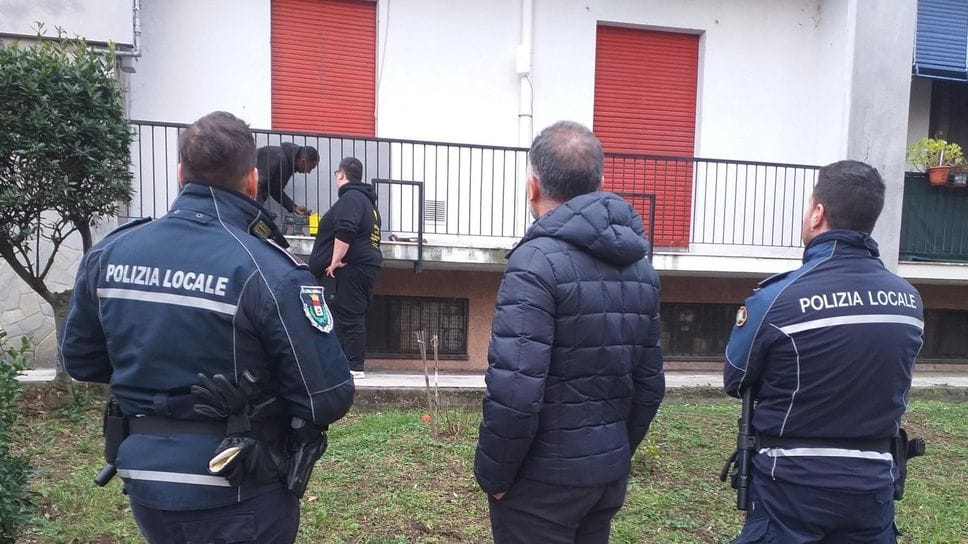 Lo sgombero della casa a Melegnano