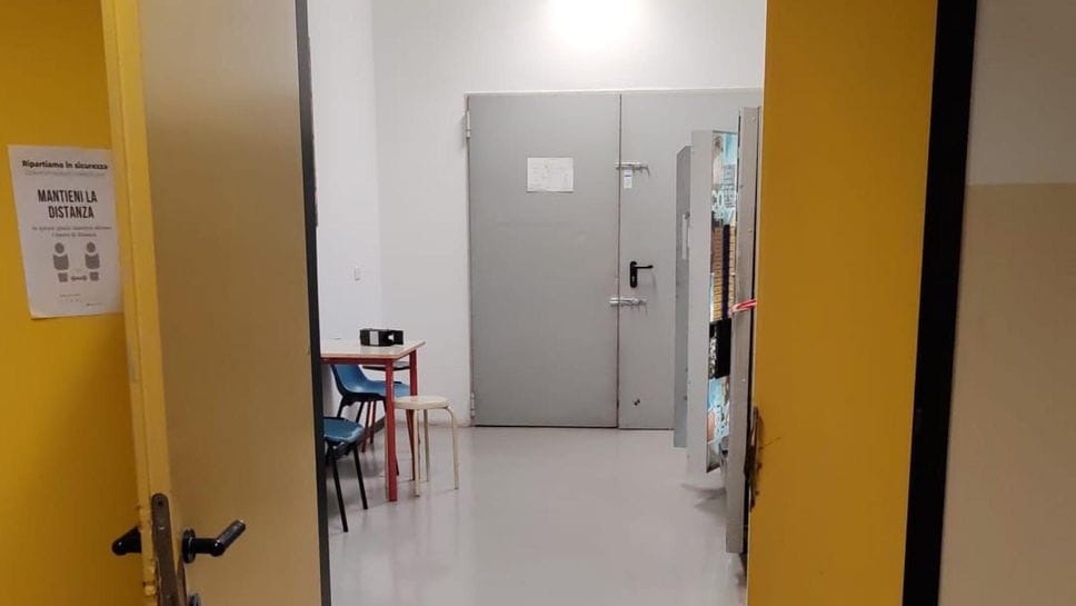 L’accesso al locale delle macchinette alle scuole medie Cabrini