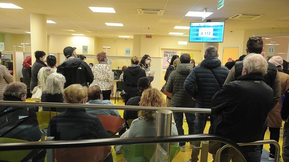 L’attesa al Cup dell’ospedale di Lodi
