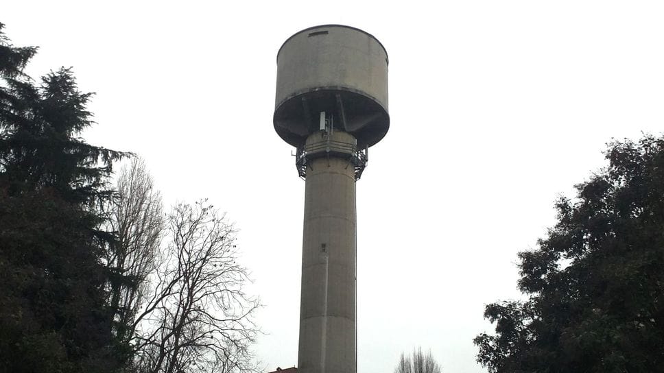 L’acquedotto  con l’antenna telefonica (Cornalba)