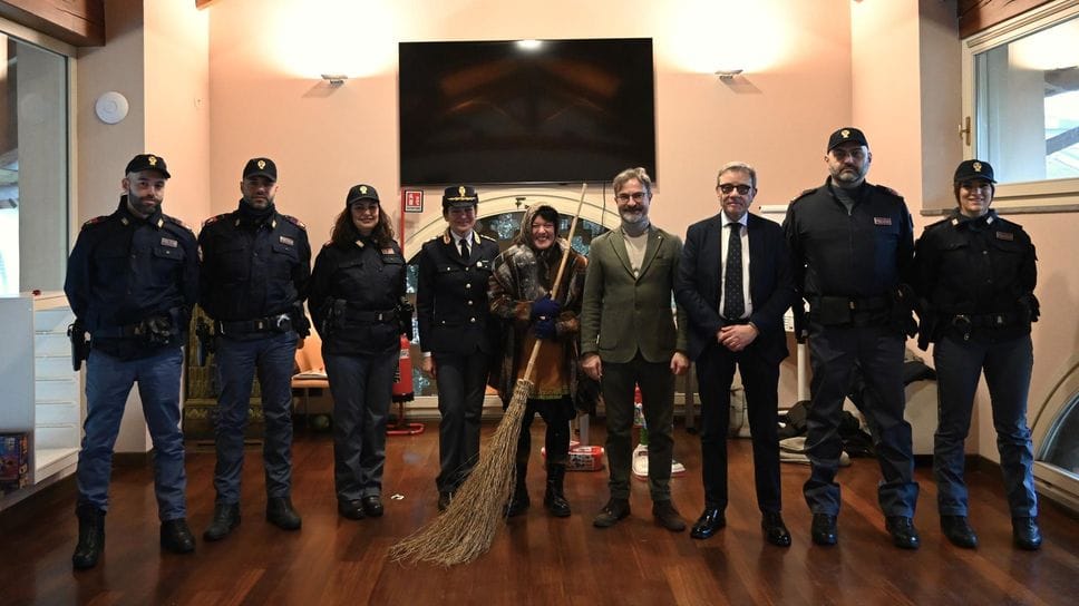 Il questore Pio Russo, gli agenti della polizia di Stato con Chiodaroli della Fondazione Danelli     (Dovera)