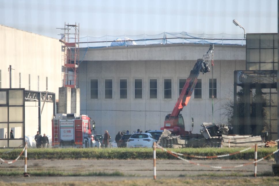 L’intervento di carabinieri, Ats e vigili del fuoco nel capannone dopo il gravissimo incidente sul lavoro .