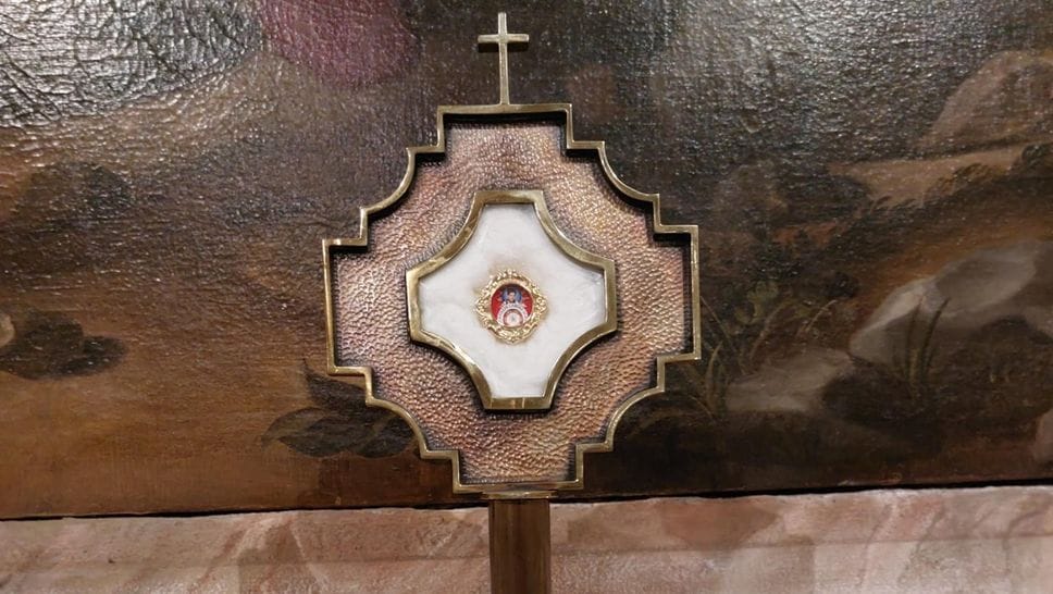 A fianco il giovane santo Acutis, sopra la reliquia esposta in San Francesco