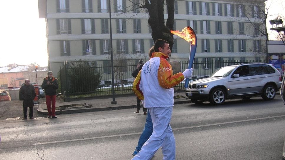 Samuel Pizzetti porta la fiamma olimpica dei giochi alle Olimpiadi di Torino 2006