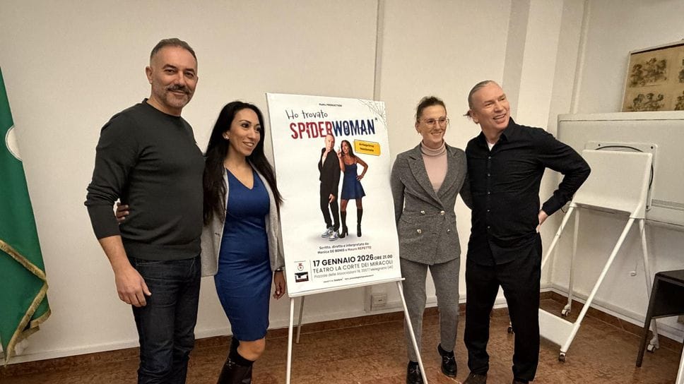 Da sinistra il sindaco Vito Bellomo con Monica De Bonis, attrice e autrice, l’assessore Serena Mazza e Mauro Repetto ieri mattina a Melegnano per la presentazione dello spettacolo