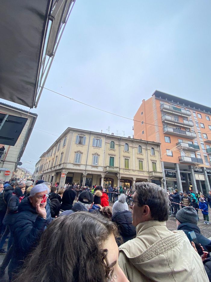 L'attesa in piazza a Casale
