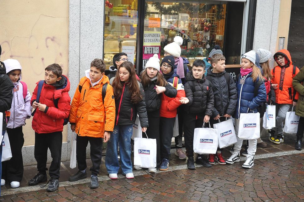 L’attesa dei tedofori in centro a Lodi (Ribolini)