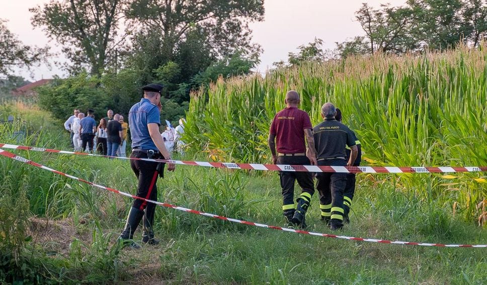 I rilievi dei carabinieri e del medico legale nel campo del delitto