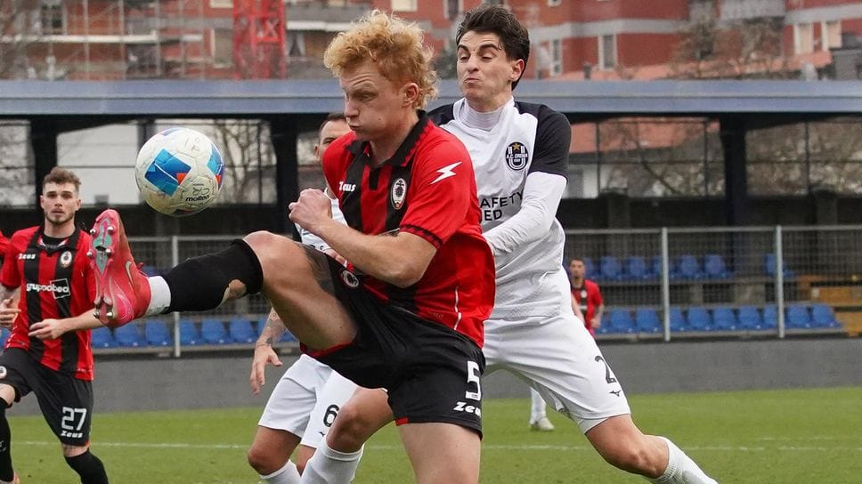 Un contrasto fra Davighi e Arpini nella sfida al “Voiltini” fra Crema e Sant’Angelo (foto Di Somma)