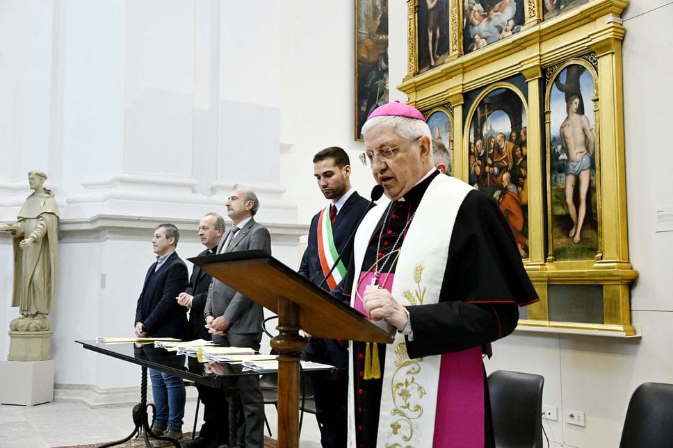 Lodi, il tavolo dei relatori e dietro uno scorcio del Piazza