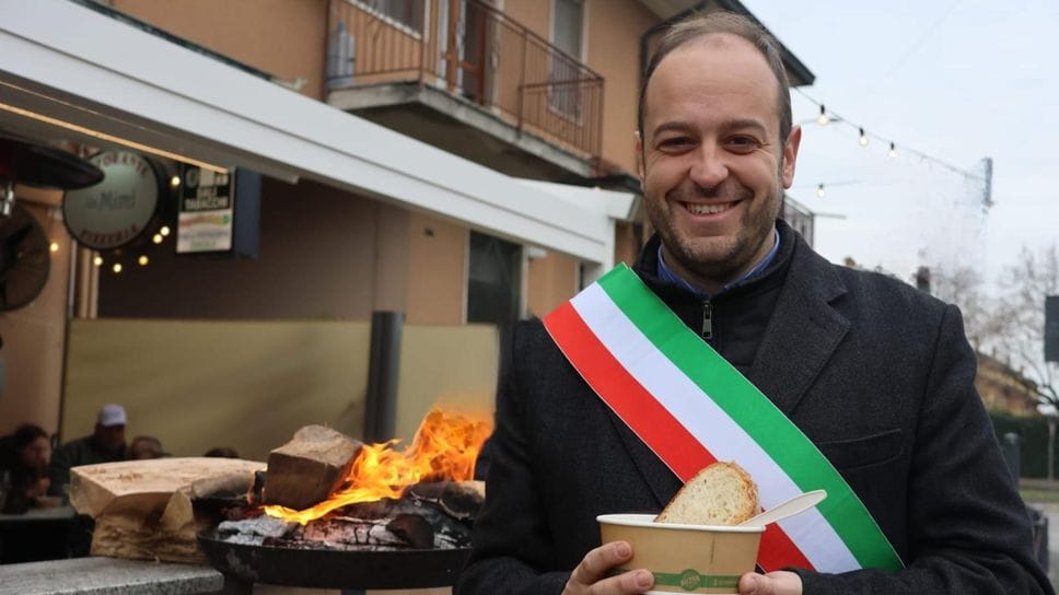 Il sindaco Marco Pavese con un piatto di trippa (Cuti)