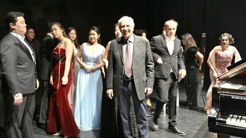 Leo Nucci con gli altri protagonisti del concerto. Foto Borella