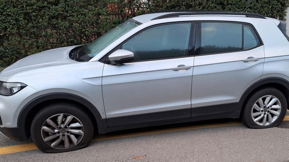 Una delle auto prese di mira a cui sono state tagliate le gomme