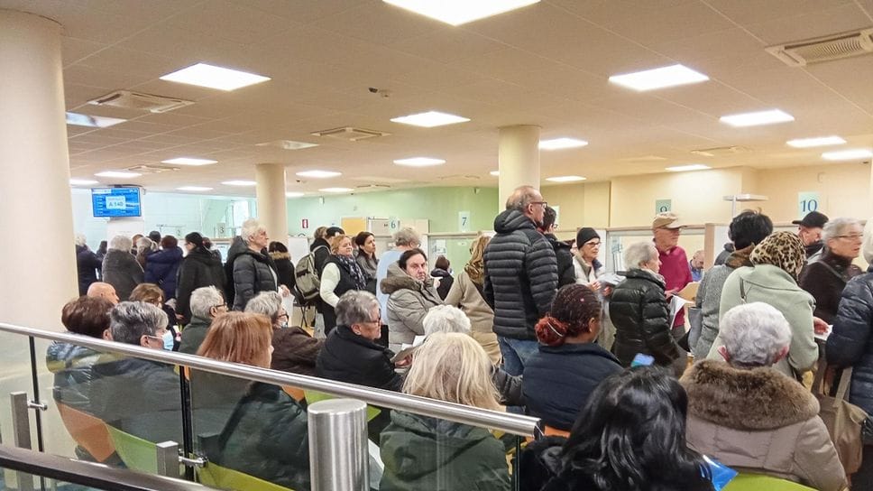 Le lunghe code ieri per accedere al Centro unico prenotazioni dell’ospedale Maggiore di Lodi. Foto Ribolini