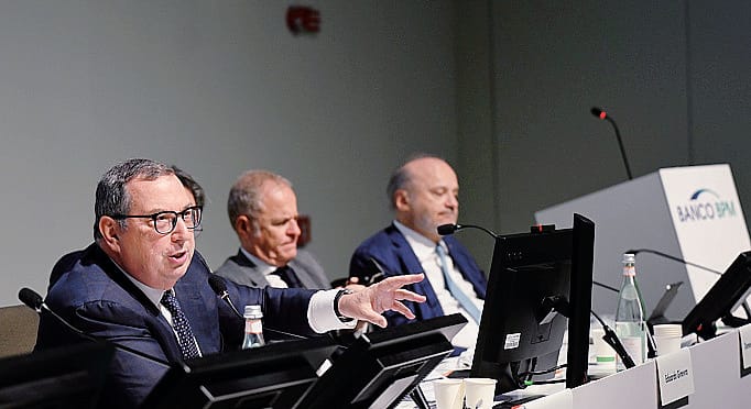 In primo piano l’amministratore delegato del Banco Bpm Giuseppe Castagna