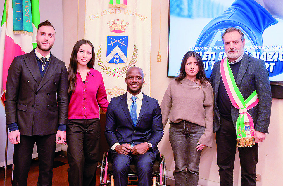 Da sinistra Hadi Tiranvalypour dell’Iran, Mahdia Sharifi dell’Afghanista, Amelio Castro Grueso della Colombia, Rima Abu Rahma di Gaza e il sindaco Francesco Squeri. Foto Canali