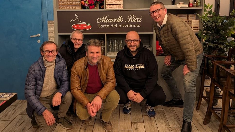 Alessandro Locatelli, terzo da sinistra, parteciperà al Mongol Rally