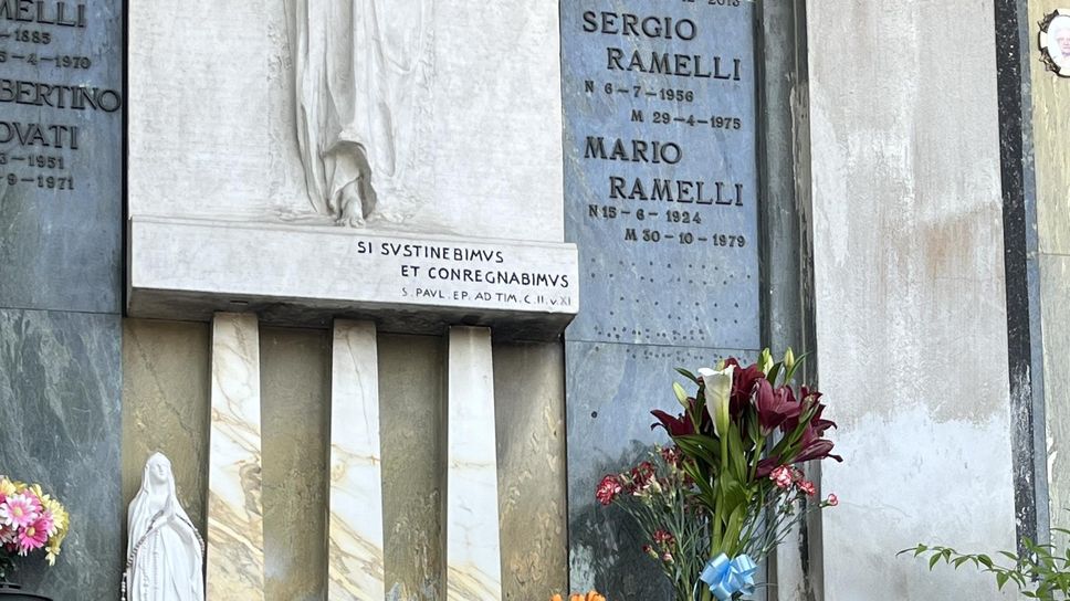 La tomba dello studente assassinato a Milano, al cimitero Maggiore di Lodi