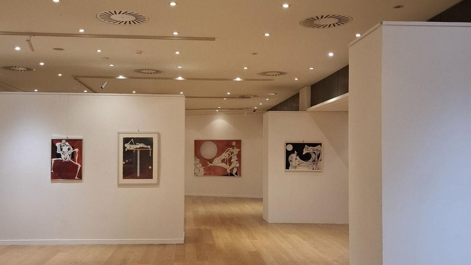 In alto uno scorcio dell’esposizione