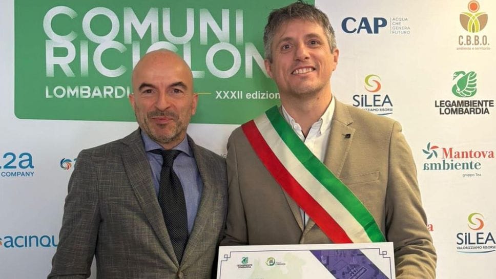 Il direttore generale di Cem Davide Iannarelli e il vice sindaco di Merlino Giuliano Sottoriva alla premiazione