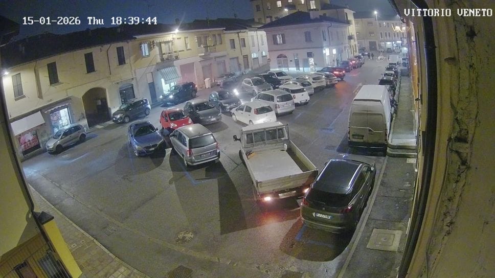 La manovra avventata ripresa dalle telecamere comunali