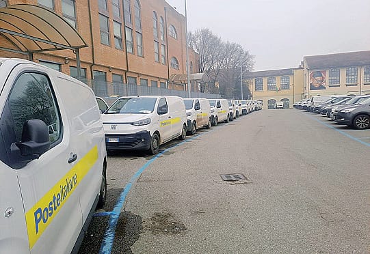 I mezzi di Poste Italiane sugli stalli di piazzale Forni, spesso indicato come valida alternativa ai congestionati parcheggi in centro città, ma anche qui trovare un posto è un’impresa